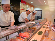 写真:立食いすしのカウンター